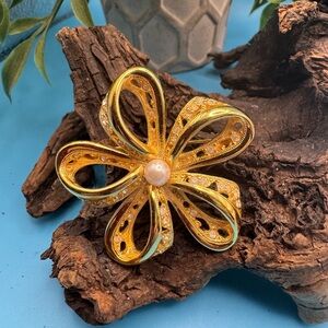 Napier vintage gold-tone flower brooch w/faux pearl center and clear rhinestones